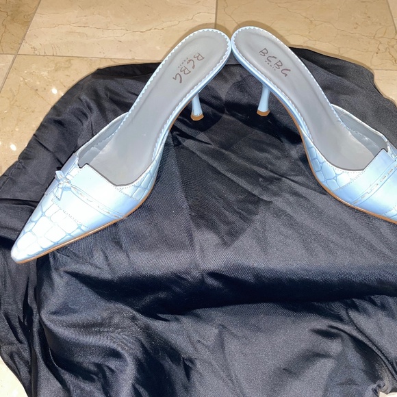 BCBG Snakeskin Light Blue Low Heel - Picture 4 of 5